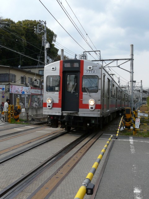 08.3.29桜坂界隈40＿東急多摩川線と電車.jpg