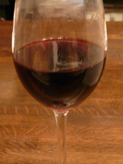 09.3.29WD10＿ブライダ・イル・バチャレ・モンフェラート2006　グラス内のワイン.jpg
