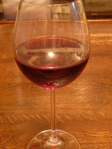09.5.27SWD7＿ワイングラスの赤ワイン1.jpg