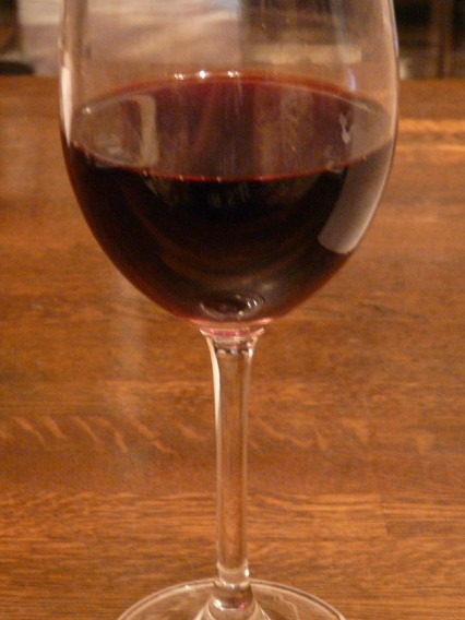 09.6.3WD7＿ワイングラスの赤ワイン.jpg